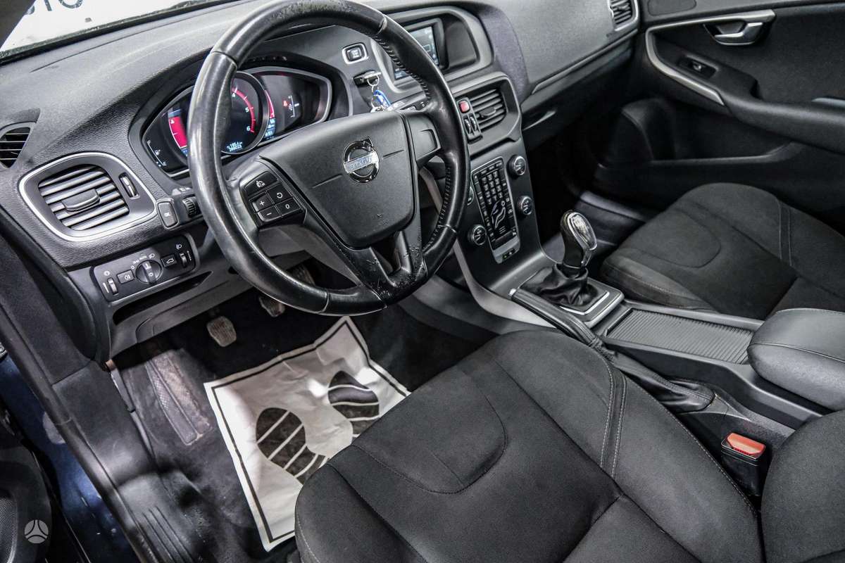 Volvo V40, 1.6 l., hatchback