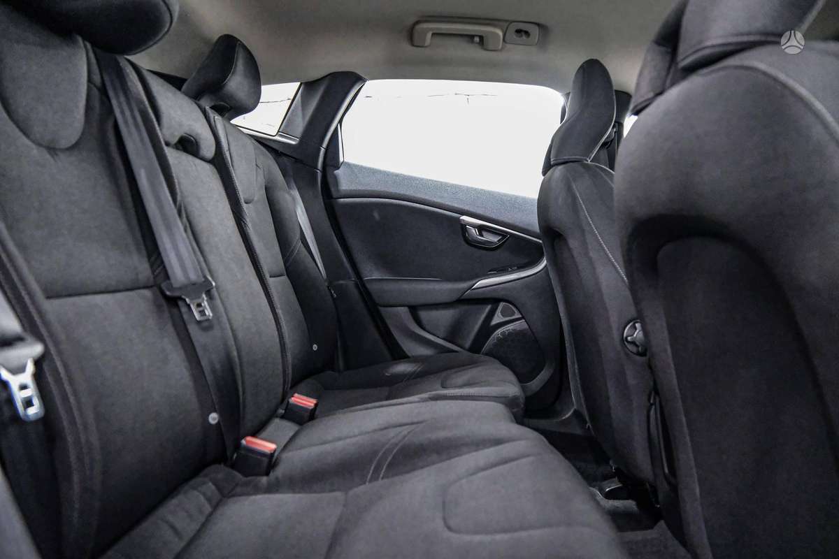Volvo V40, 1.6 l., hatchback