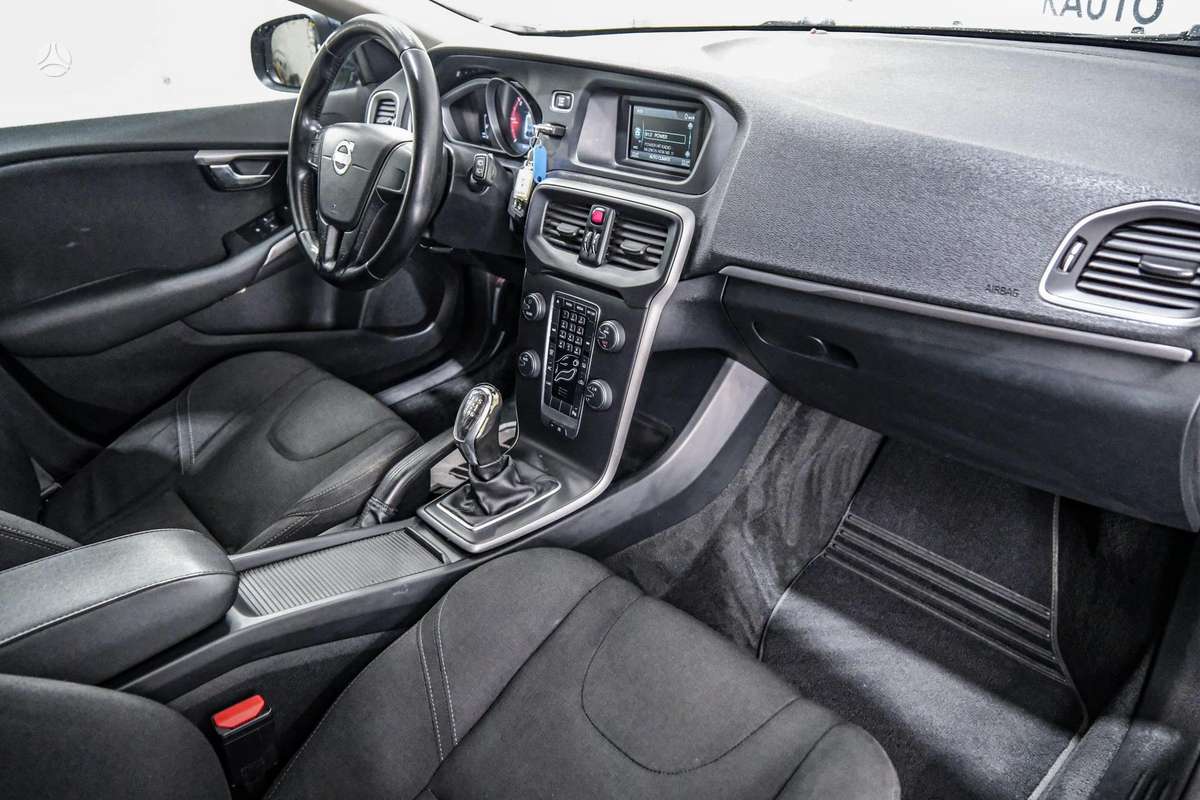 Volvo V40, 1.6 l., hatchback