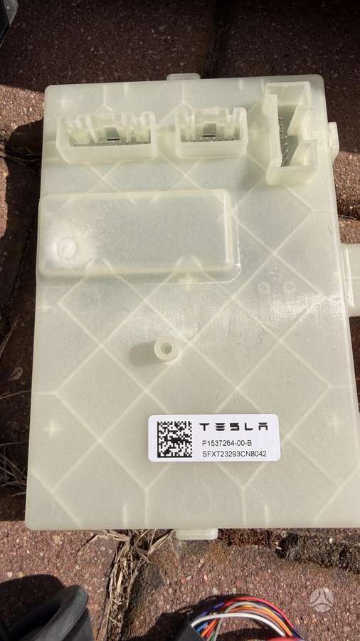 Tesla Model Y elektros sistemos dalys