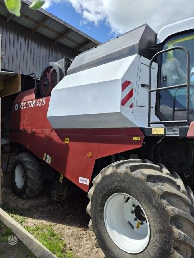 Rostselmash Vector 425, combine harvesters