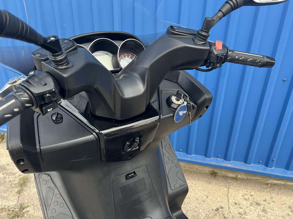 Kymco Downtown 300cc, scooters / mopeds