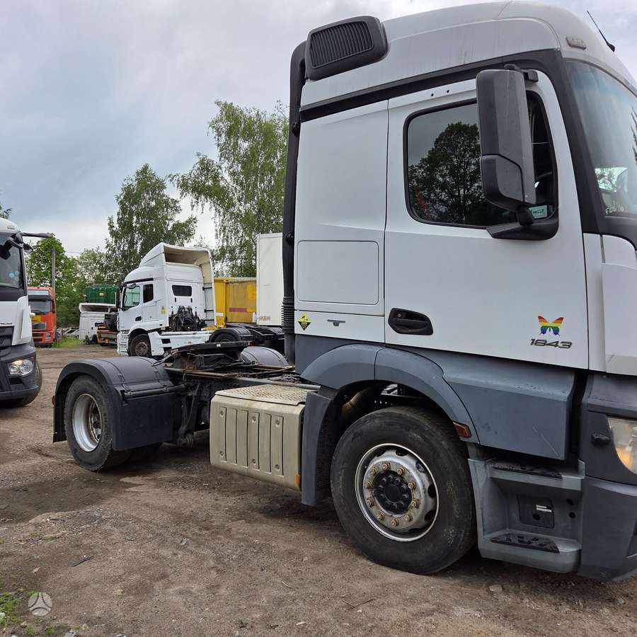 Mercedes-Benz 18.43, single sleeper