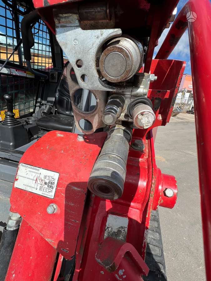 Takeuchi TL12V2, mini loaders