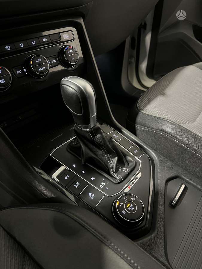 Volkswagen Tiguan - 11