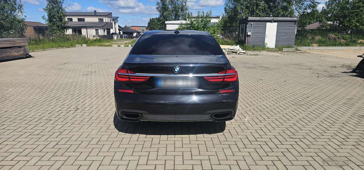 BMW 750, 4.4 l., Седан