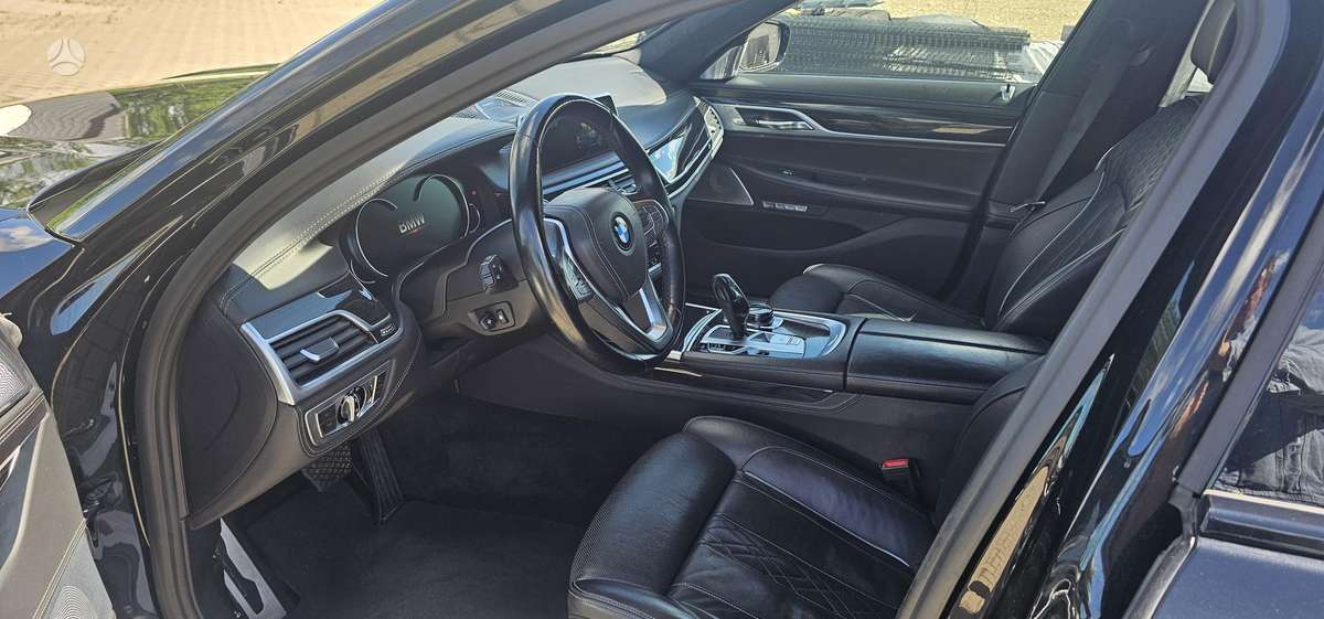 BMW 750, 4.4 l., Седан