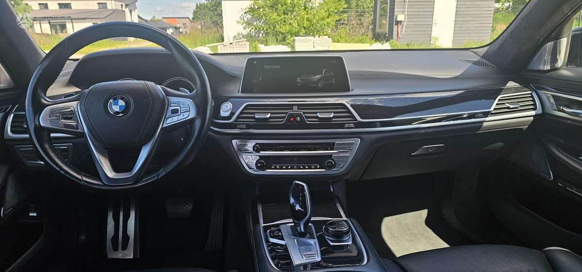 BMW 750, 4.4 l., Седан