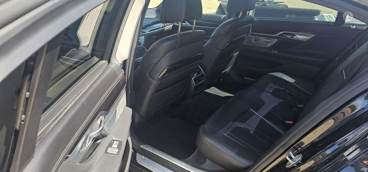 BMW 750, 4.4 l., Седан