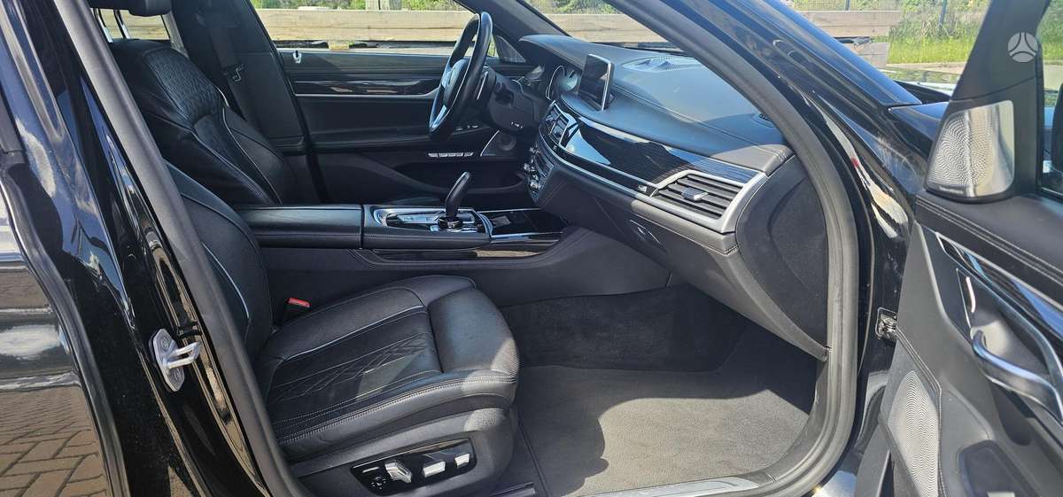 BMW 750, 4.4 l., Седан