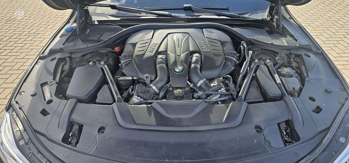 BMW 750, 4.4 l., Седан