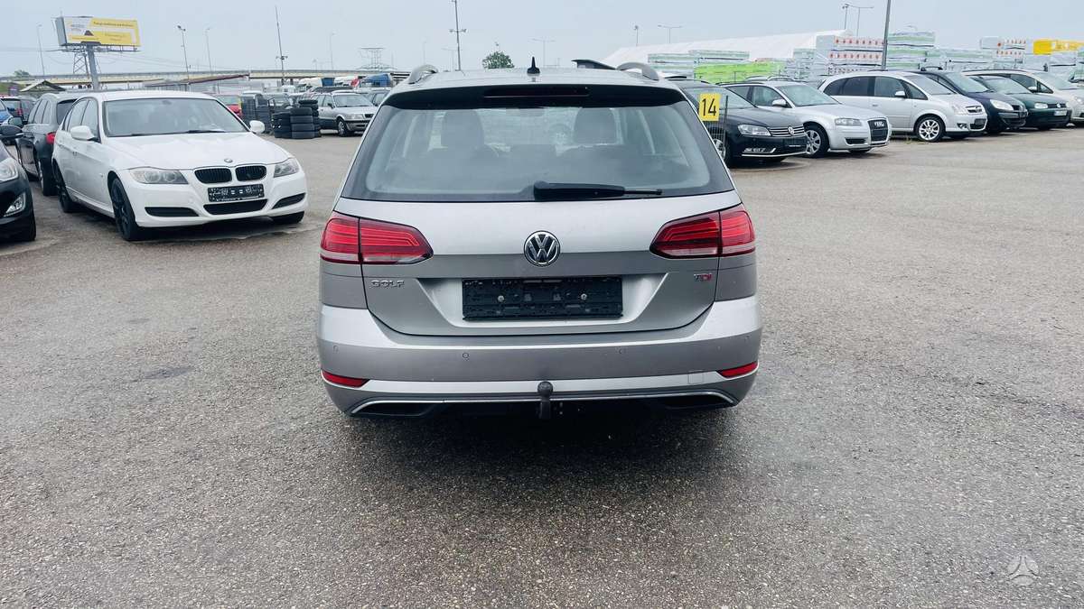 Volkswagen Golf - 6