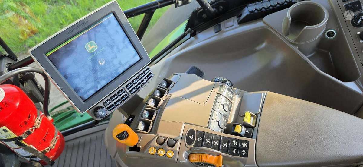 John Deere 6215R, traktoriai