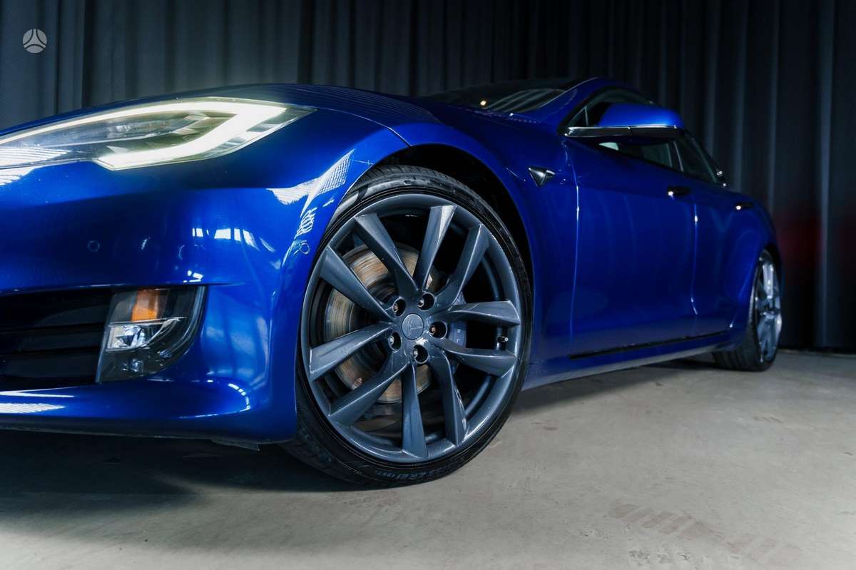 Tesla Model S, sedanas