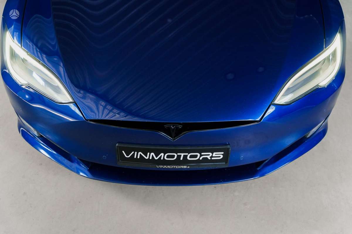 Tesla Model S, sedanas