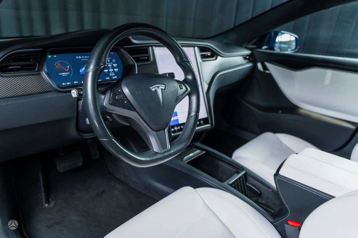 Tesla Model S, sedanas