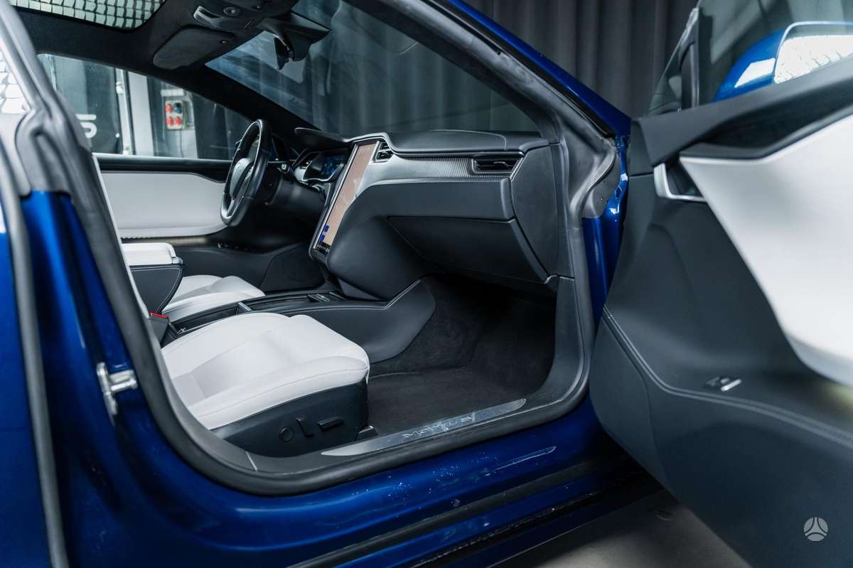 Tesla Model S, sedanas