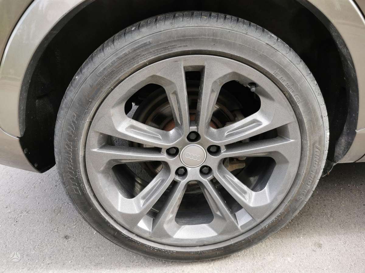 Audi Q3, 2.0 l., off-road / crossover