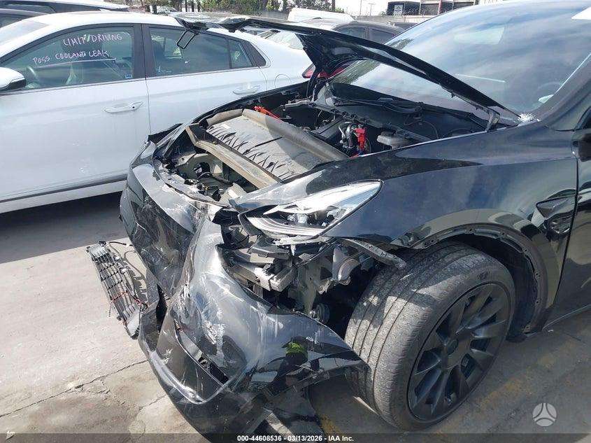 Tesla Model Y - 7