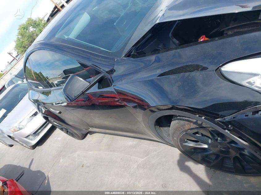 Tesla Model Y - 8
