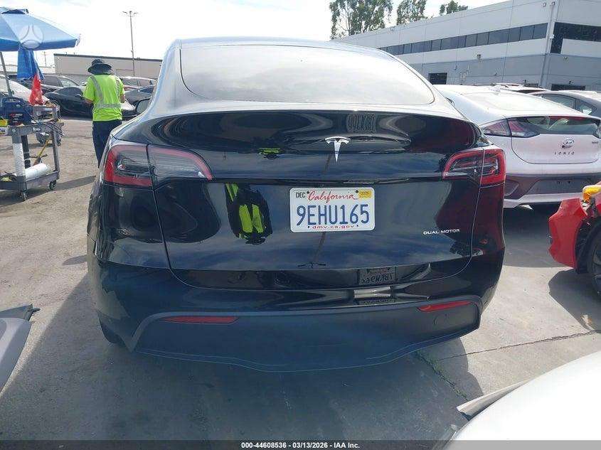 Tesla Model Y - 4