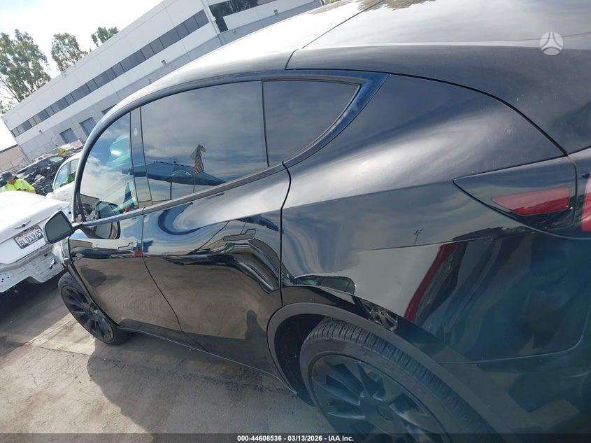 Tesla Model Y - 10