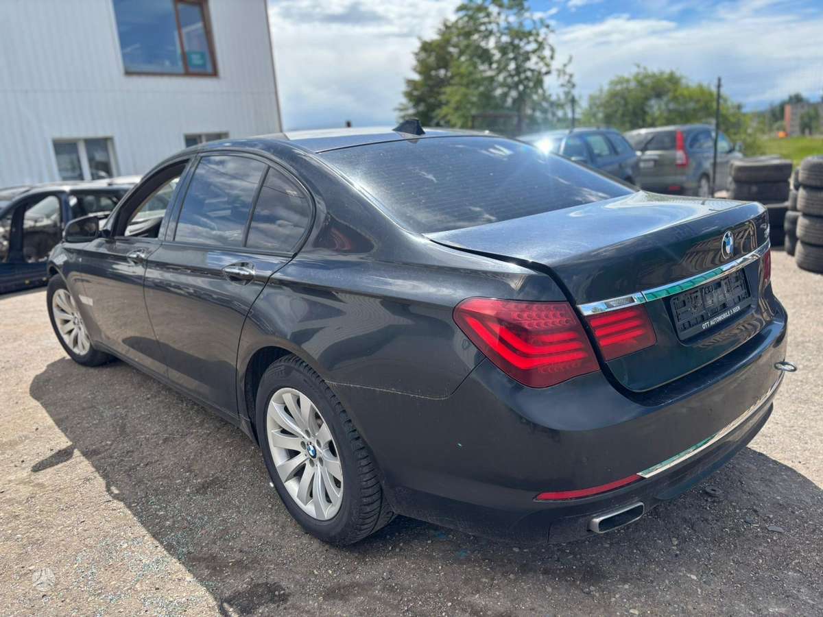 BMW 740 37068366700