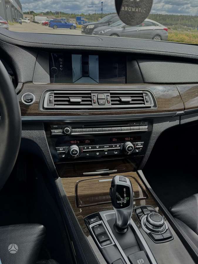 BMW 750, 4.4 l., Седан