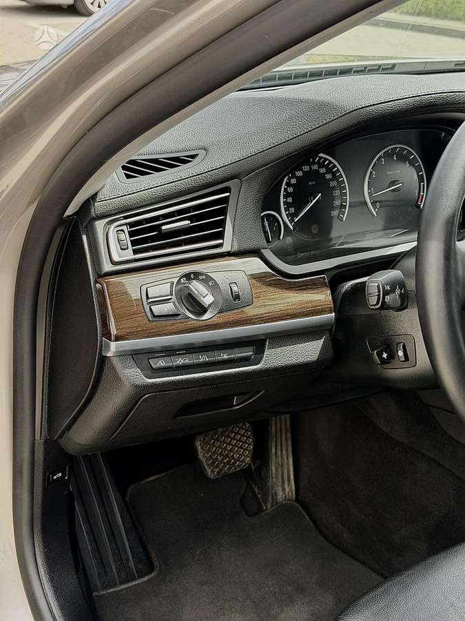 BMW 750, 4.4 l., Седан