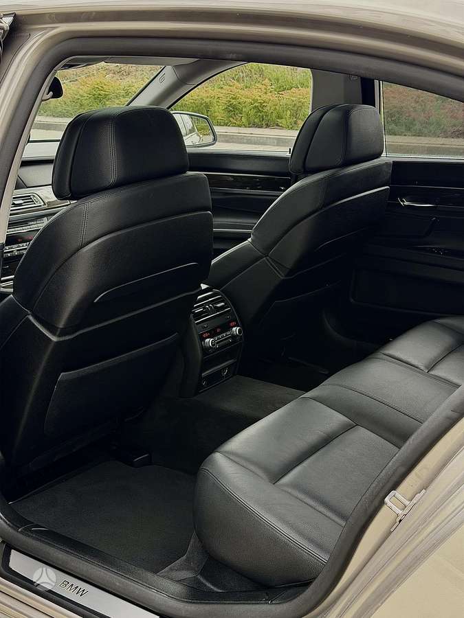 BMW 750, 4.4 l., Седан