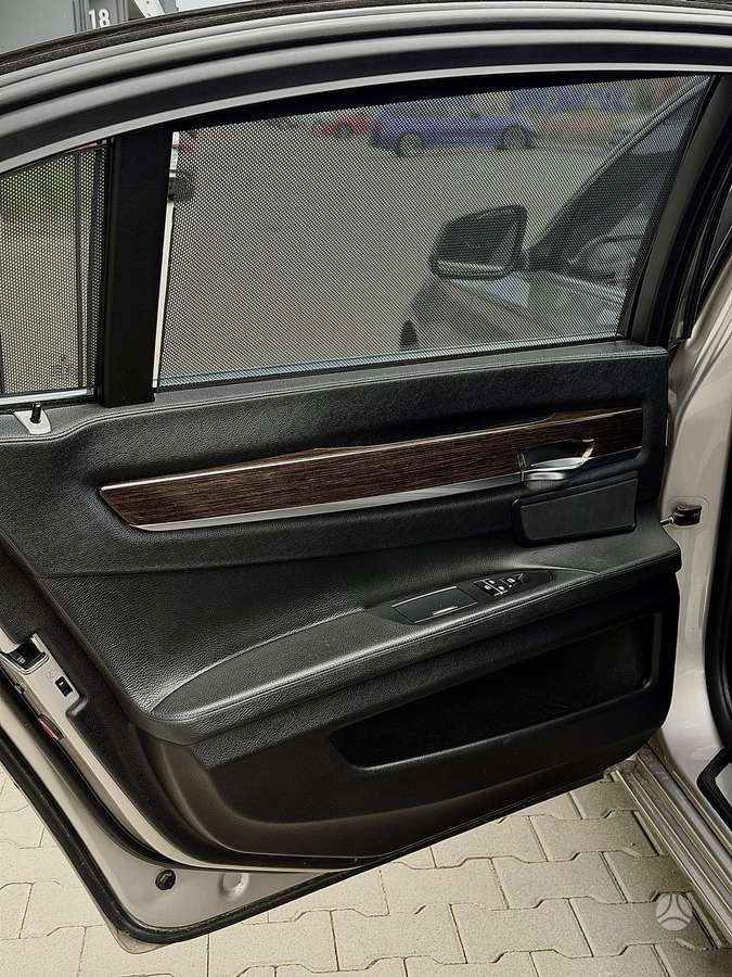 BMW 750, 4.4 l., Седан