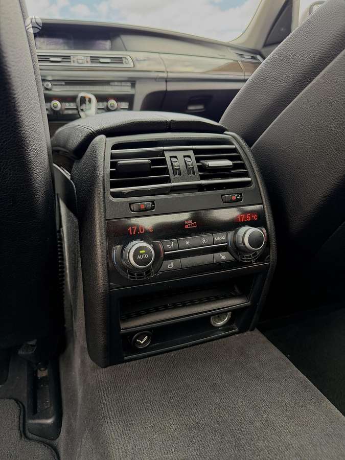 BMW 750, 4.4 l., Седан