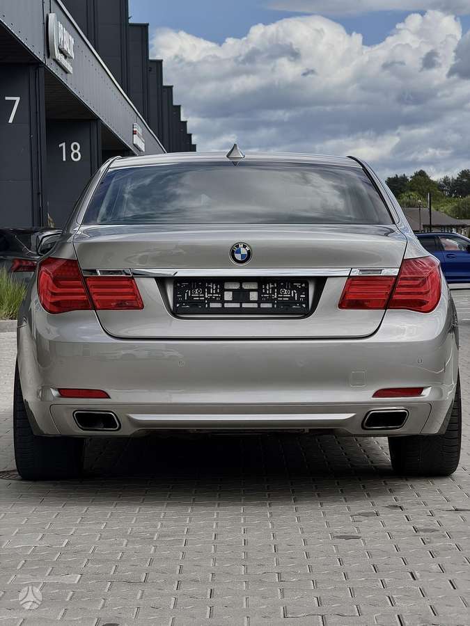 BMW 750, 4.4 l., Седан
