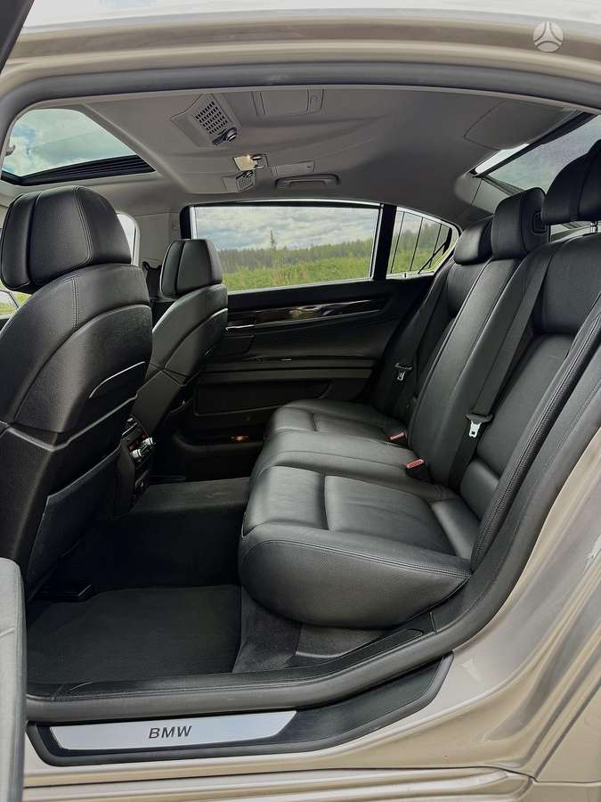 BMW 750, 4.4 l., Седан