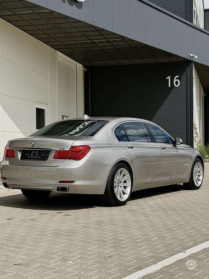 BMW 750, 4.4 l., Седан