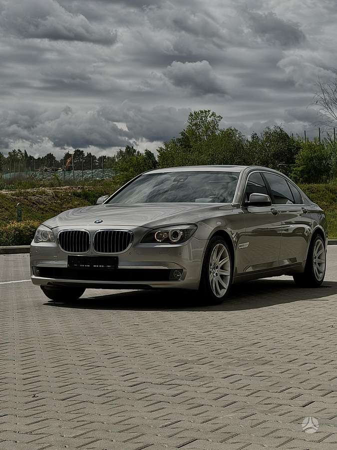 BMW 750, 4.4 l., Седан