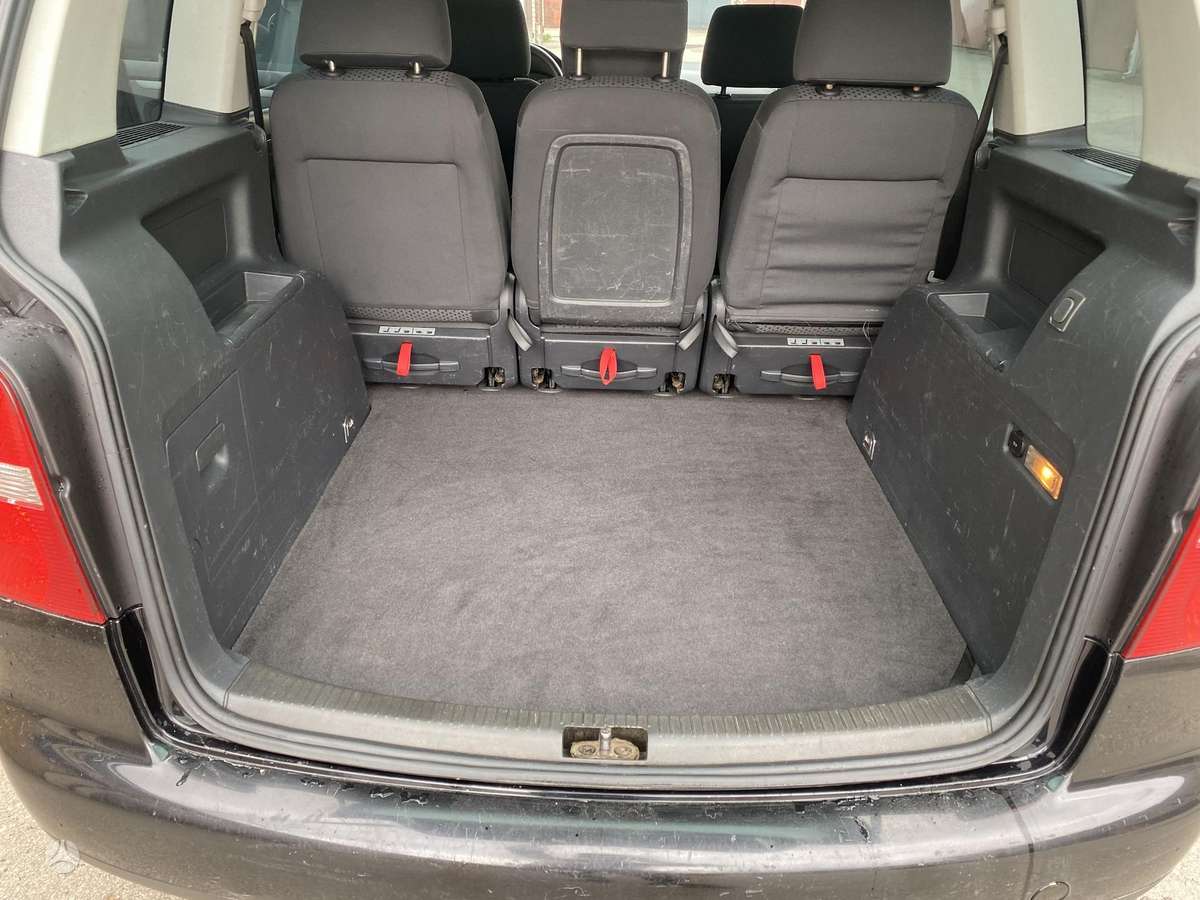 Volkswagen Touran - 11