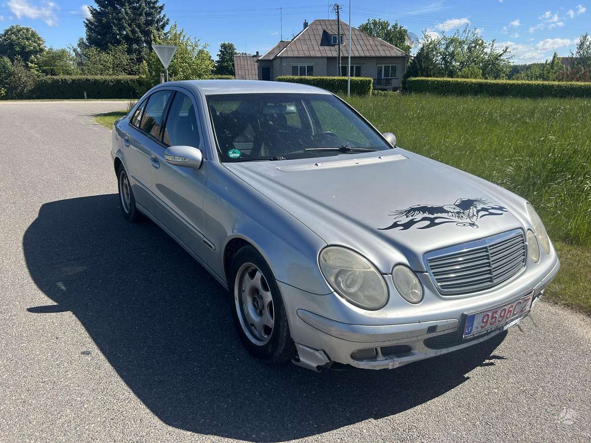 Mercedes-Benz E220, Седан