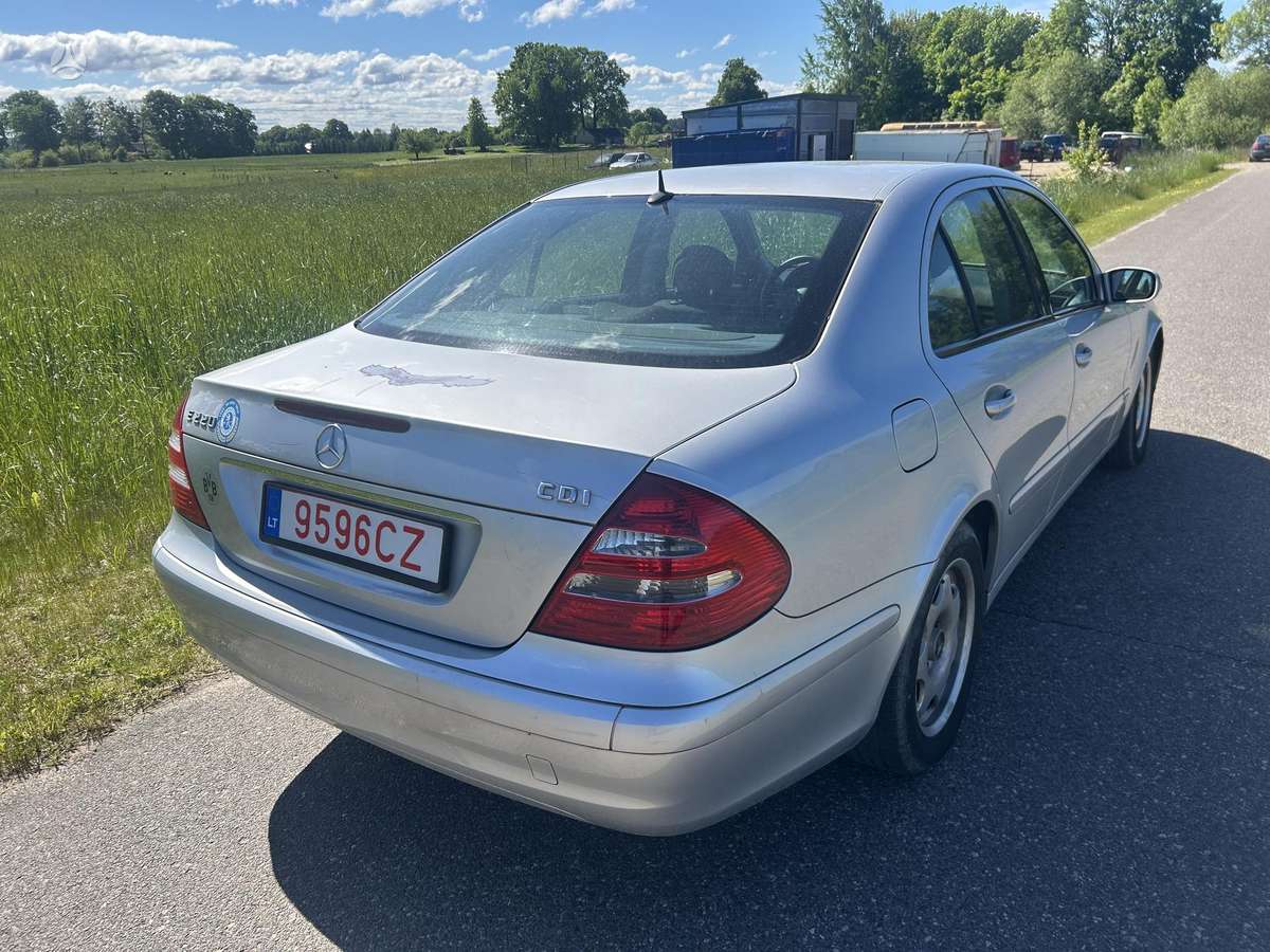 Mercedes-Benz E220, Седан