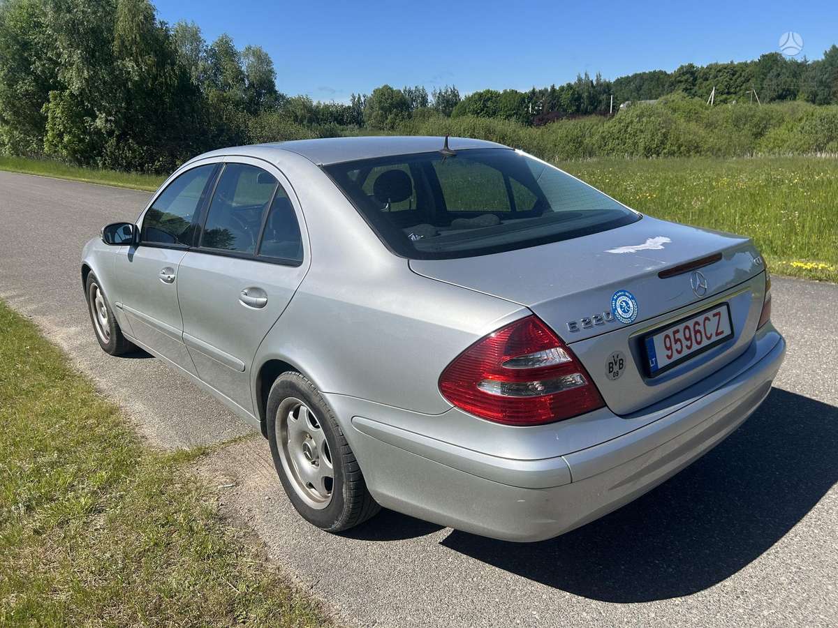Mercedes-Benz E220, Седан