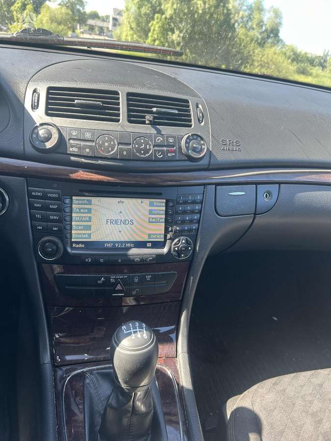 Mercedes-Benz E220, Седан