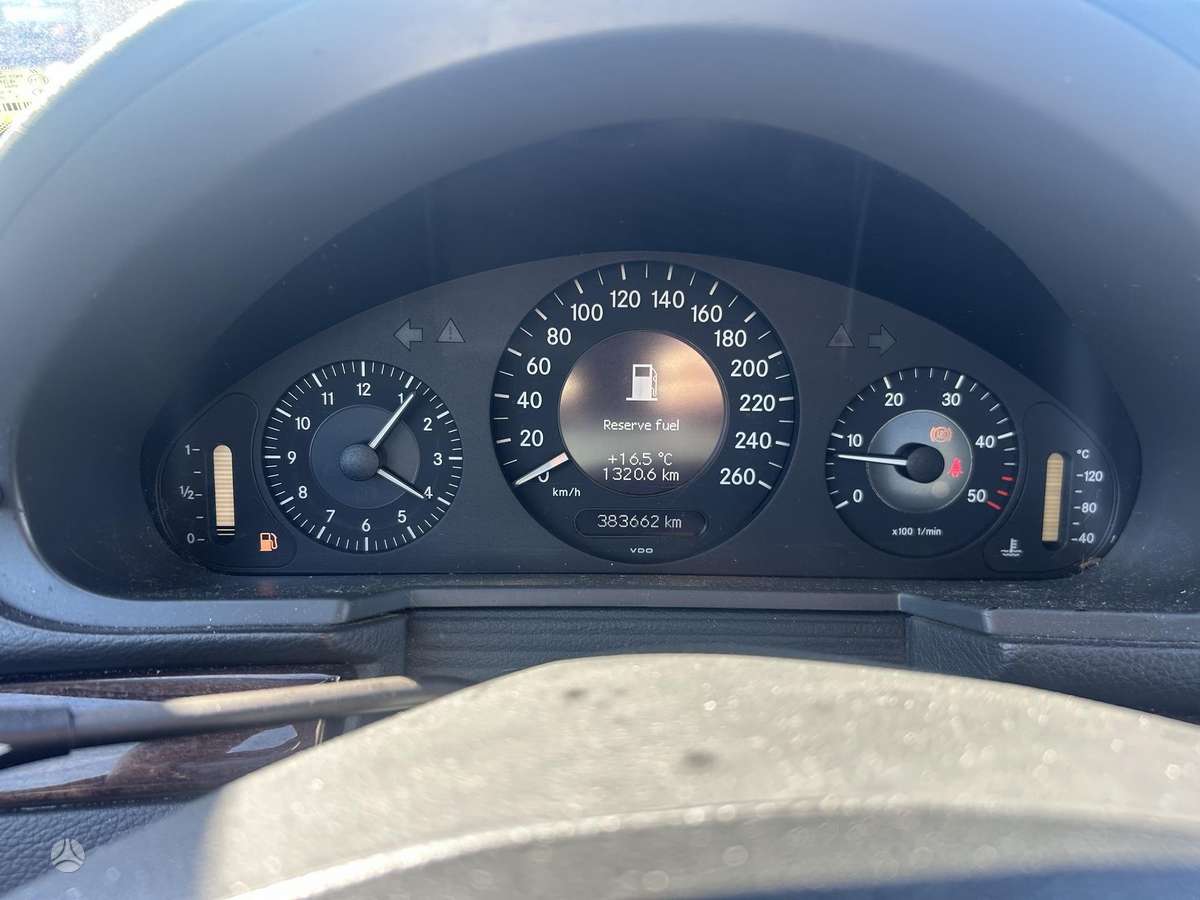 Mercedes-Benz E220, Седан