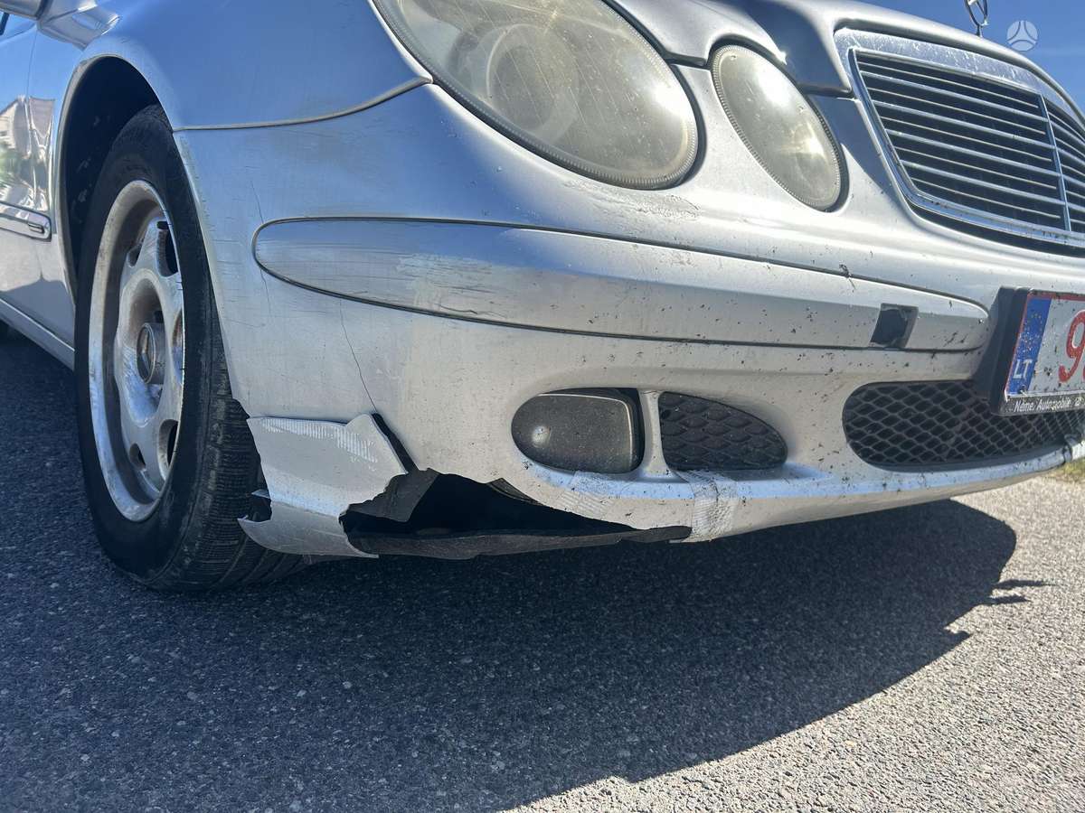 Mercedes-Benz E220, Седан