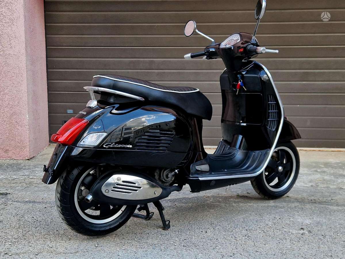 Piaggio Vespa 300cc, scooters / mopeds