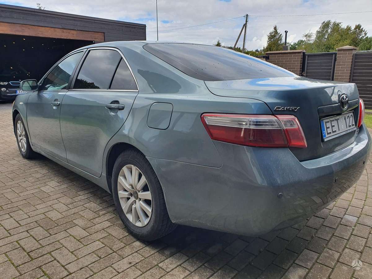 Toyota Camry - 1