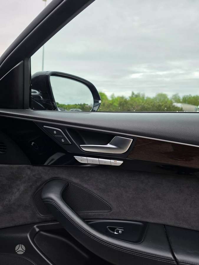 Audi A8, 4.2 l., Седан