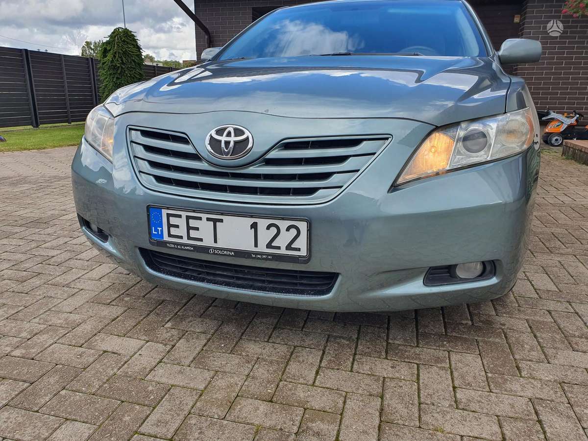 Toyota Camry - 4
