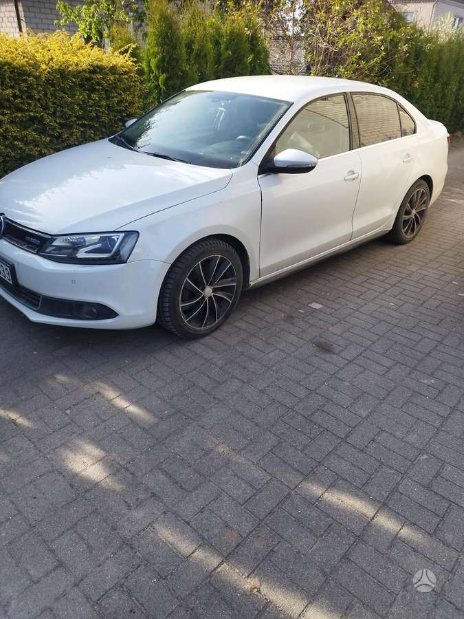 Volkswagen Jetta - 1
