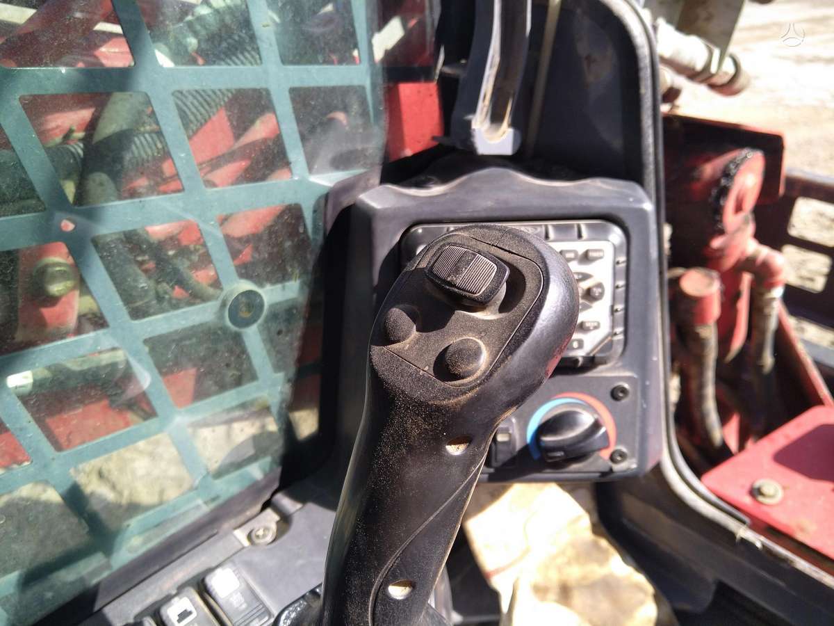 Takeuchi TL10V2, мини-погрузчики