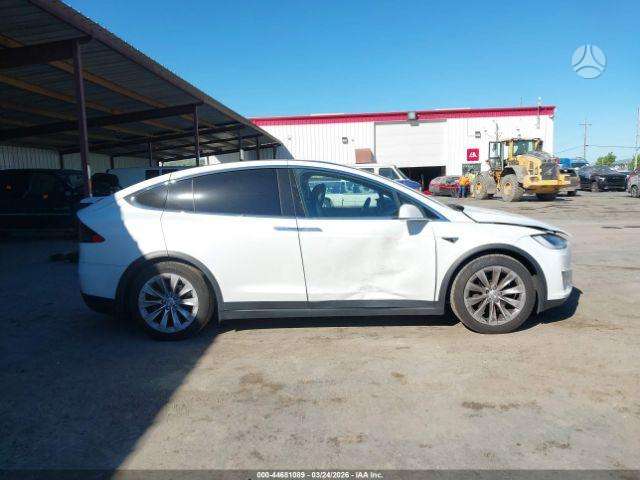 Tesla Model X, Внедорожник / Кроссовер